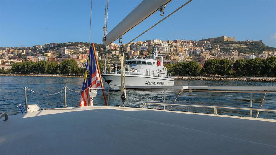 Die Guardia di Financia "überprüfte" unsere Papiere während wir von einem Helikopter gefilmt wurden.